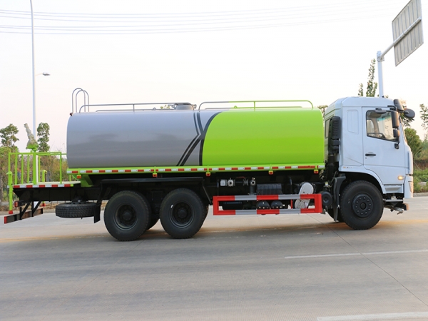 國(guó)六D3L后八輪19.3噸灑水車?