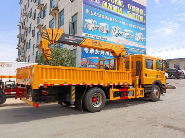 東風多利卡D9雙排8噸直臂隨車吊