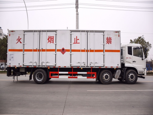 國六天錦小三軸廂式運(yùn)輸車