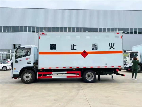 東風爆破器材運輸車（8噸）