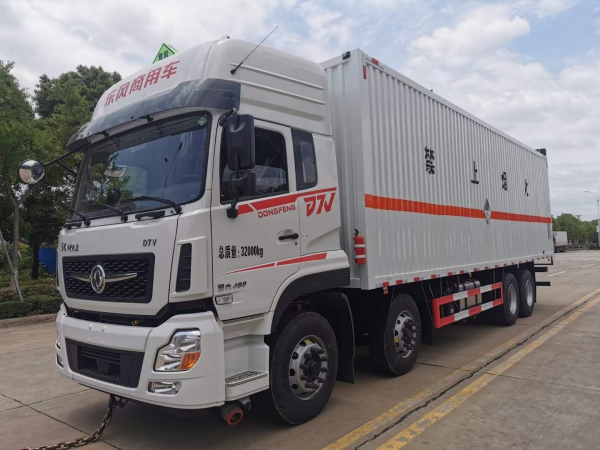 東風(fēng)新汽D7V易燃?xì)怏w危險(xiǎn)品廂式運(yùn)輸車(chē)