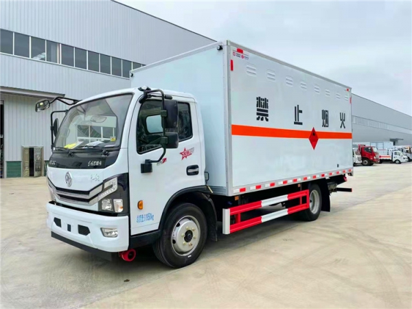 東風爆破器材運輸車（8噸）