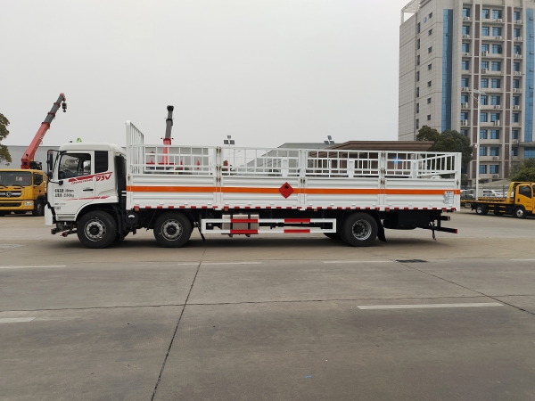 東風型D3V小三軸氣瓶運輸車