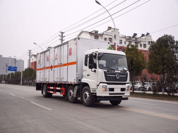 國六天錦小三軸廂式運(yùn)輸車