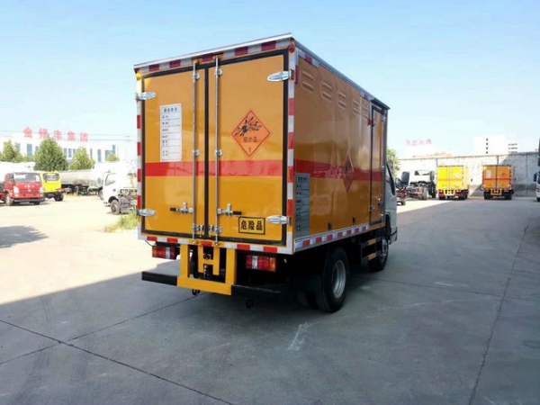 江鈴危爆器材運(yùn)輸車（3.1米）
