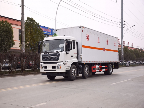 國六天錦小三軸廂式運(yùn)輸車