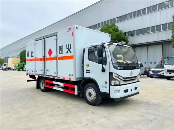 東風爆破器材運輸車（8噸）