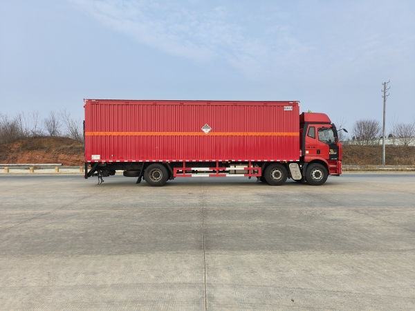 解放J6L 三軸雜項運輸車